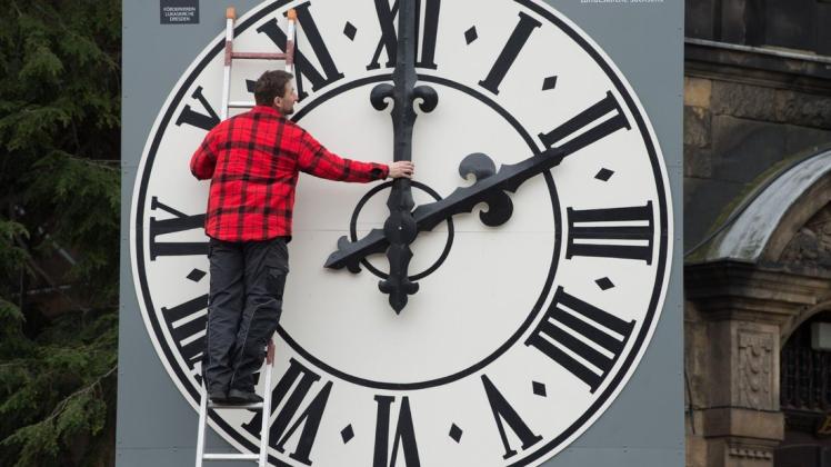 Schon 2019 soll das letzte Mal an der Uhr gedreht werden. Foto: dpa/Sebastian Kahnert