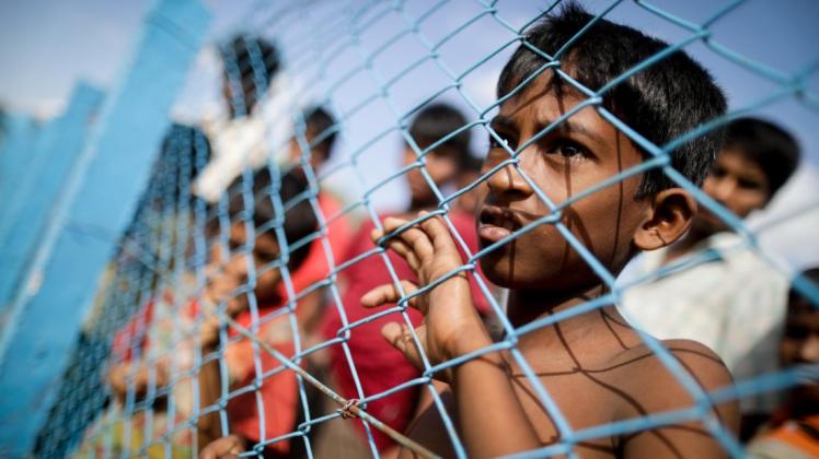 Kinder hinter Zäunen: Weltweit sind Millionen Familien auf der Flucht, wie hier Rohingya-Kinder aus Myanmar im Flüchtlingslager Kutupalong. Foto: dpa/Kay Nietfeld