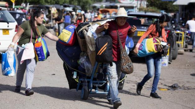 Venezolaner verlassen vollbepackt ihr Land. Die kolumbianische Regierung gewährt 150 000 bis 200 000 geflüchteten Menschen einen Sonderaufenthaltsstatus. Foto: dpa/Juan Pablo Cohen/colprensa