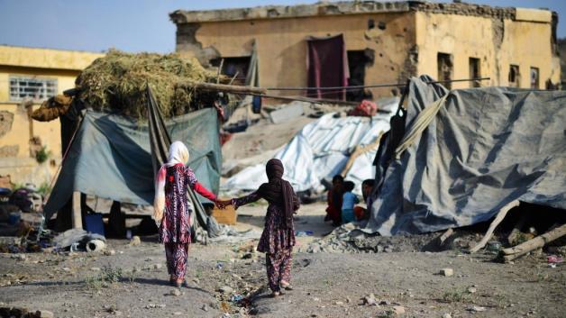 Zwei Mädchen laufen durch das Flüchtlingslager Darul-Aman für Binnenvertriebene in Kabul. Foto: dpa/Hannibal