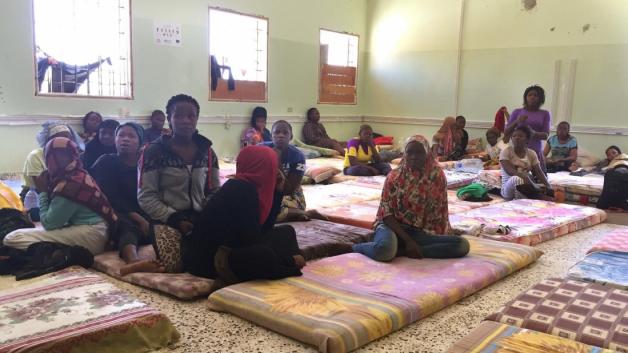 Frauen sitzen im Auffanglager für Flüchtlinge in Misrata (Libyen), einer alten Schule. Foto: dpa/Benno Schwinghammer