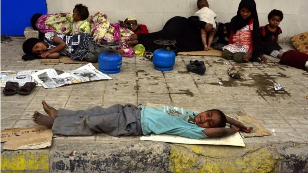 Aus ihrer Heimatregion vertrieben: Familien schlafen neben einer Straße in Sanaa, Jemen. Foto: dpa/EPA/YAHYA ARHAB Aus ihrer Heimatregion vertrieben: Familien schlafen neben einer Straße in Sanaa, Jemen. Foto: dpa/EPA/YAHYA ARHAB