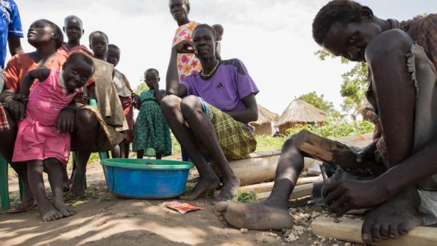 Flüchtlinge aus dem Südsudan sitzen im Flüchtlingslager Bidi Bidi in Yumbe (Uganda) zusammen. Foto: dpa/Benoit Doppagne/BELGA