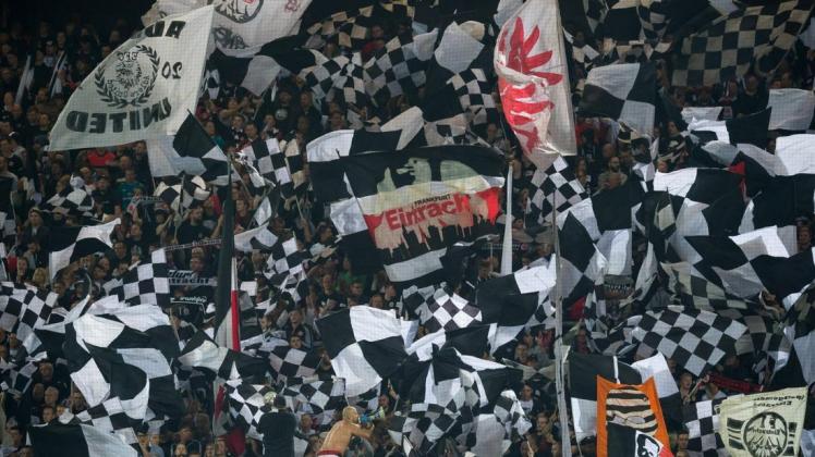 Anhänger von Eintracht Frankfurt dürfen ihre Mannschaft beim Europa-League-Spiel gegen Olympique Marseille nicht vor Ort unterstützen. Foto: imago/DeFodi