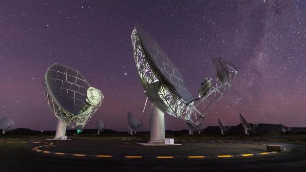 Mehrere der insgesamt 64 Antennen des Meerkat-Radioteleskops stehen in der Halbwüste Karoo in der Provinz Nordkap. Foto: Brendon Wainwright/South African Radio Astronomy Observatory/dpa 