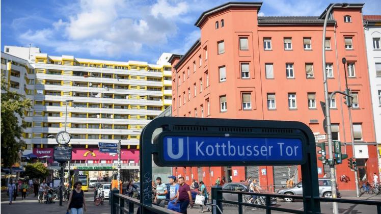 Die U-Bahnstation am Kottbusser Tor in Berlin. Foto: Britta Pedersen/dpa