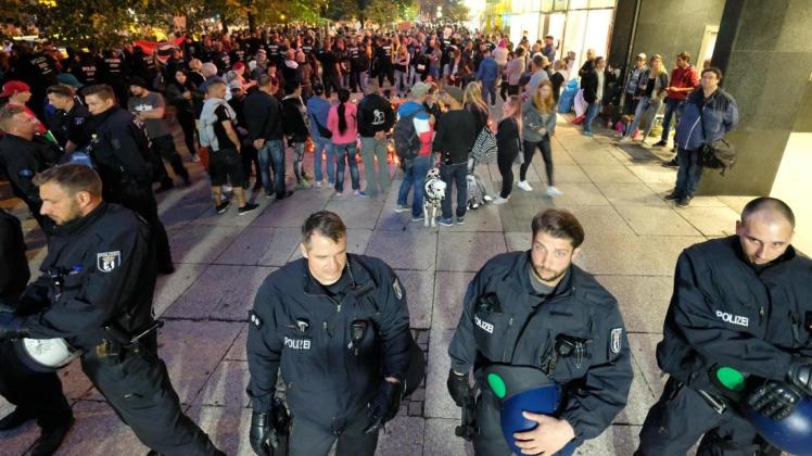 Polizisten sichern während des Konzerts unter dem Motto "#wirsindmehr" den Gedenkort, an dem ein 35-jähriger Deutscher erstochen wurde.