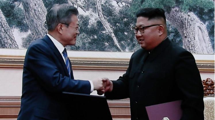Moon Jae In (l.), Präsident von Südkorea, und Kim Jong Un, Machthaber aus Nordkorea beim Korea-Gipfel.