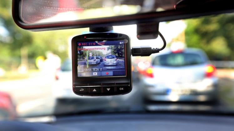 Eine sogenannte Dashcam, befestigt an der Windschutzschreibe, filmt den Straßenverkehr aus einem Auto. Foto: dpa
