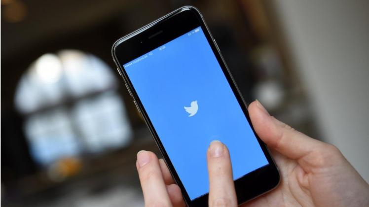 Die Forscher haben sieben Milliarden Worte aus über 800 Millionen Twitter-Nachrichten ausgewertet. Foto: Britta Pedersen/dpa