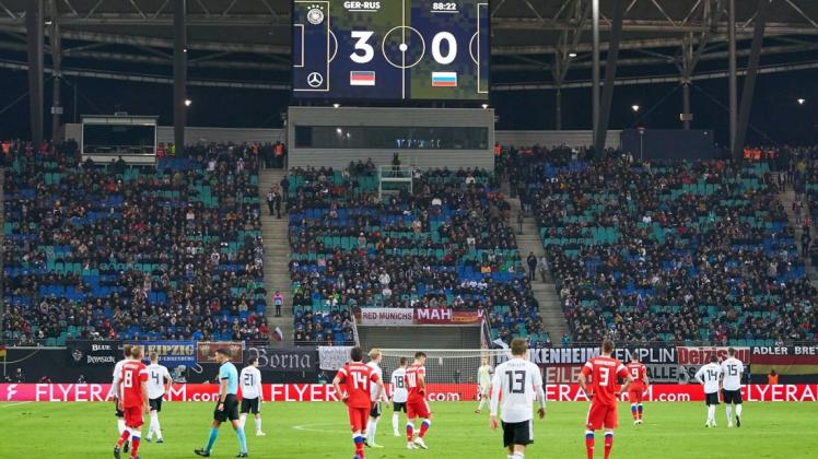 Beim Spiel der Nationalmannschaft gegen Russland im Stadion von Leipzig blieben viele Sitzplätze frei. Foto: imago/ActionPictures