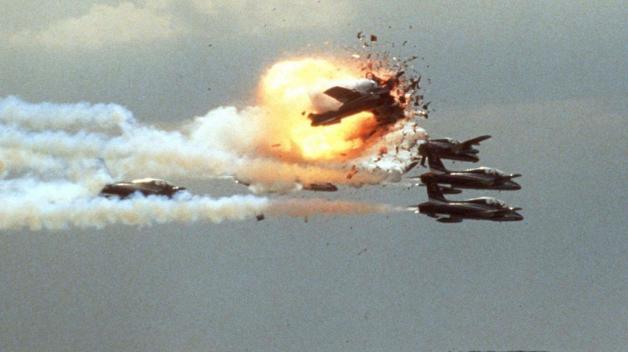 Ein Jet der italienischen Kunstflugstaffel Frecce Tricolori kollidiert 1988 mit zwei anderen Jets und explodiert auf einer Flugschau in Ramstein. Foto: dpa/Füger