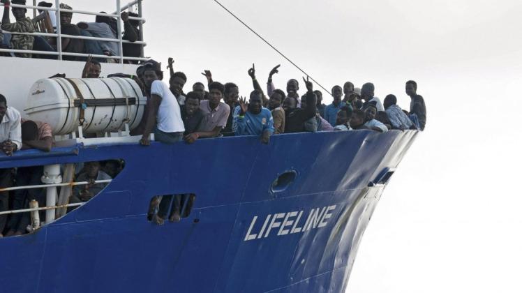 Flüchtlinge auf dem Rettungsschiff von Mission Lifeline am 21.06.18 im internationalen Gewässer vor der libyschen Küste. Foto: imago/epd-bild/Hermiine Poschmann/Mission Lifeline