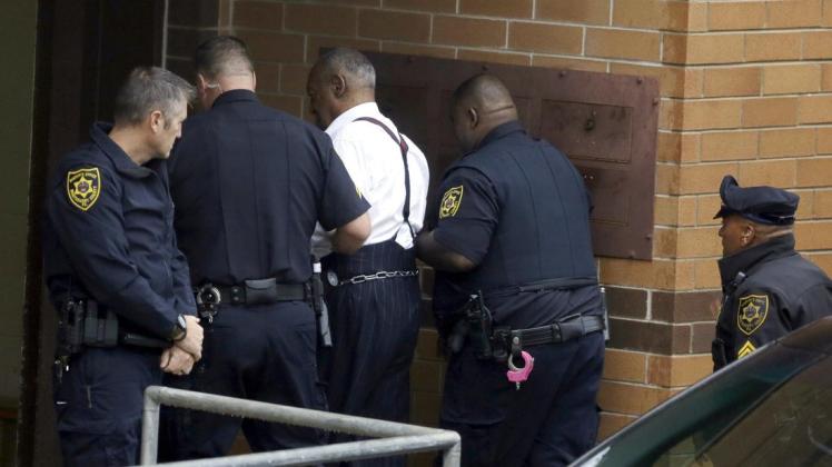 Bill Cosby (in Weiß) wird in die Justizvollzugsanstalt von Montgomery County geführt. Foto: Jacqueline Larma/AP/dpa