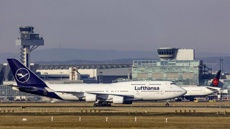 Ein Lufthansa-Flugzeug am Frankfurter Flughafen.