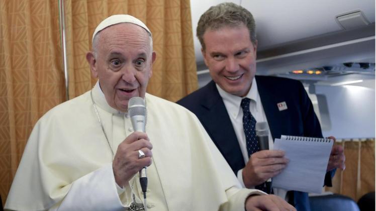 Papst Franziskus und sein ehemaliger Sprecher Greg Burke. Foto: dpa/Ciro Fusco