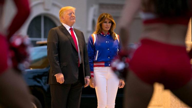 Schauten sich den Super Bowl 2018 in Trumps Golfclub an: Präsident Donald J. Trump und First Lady Melania im Februar. Nun weigert sich Trump die Gewinner zu empfangen. Foto: imago/ZUMA Press/Allen Eyestone