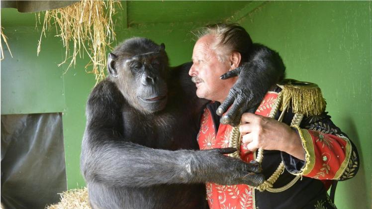 Schimpanse Robby und Zirkusdirektor Klaus Köhler. Foto: Alexandra Dörnath
