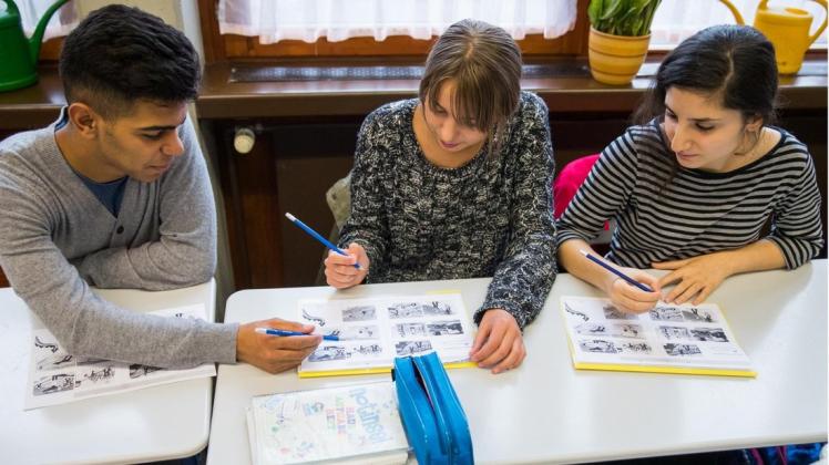 Flüchtlingskinder in einer Übergangsklasse an einer Schule in Bayern: "Das gemeinsame Lernen aller muss die nächste Aufgabe sein, der sich das Land stellt", fordert die Unesco. Foto: Daniel Karmann/dpa