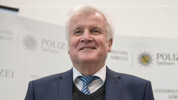 Bei einem Besuch in Bautzen äußert sich Horst Seehofer zu den drängenden Fragen über seine Zukunft. Foto: dpa/Monika Skolimowska Bei einem Besuch in Bautzen äußert sich Horst Seehofer zu den drängenden Fragen über seine Zukunft. Foto: dpa/Monika Skolimowska