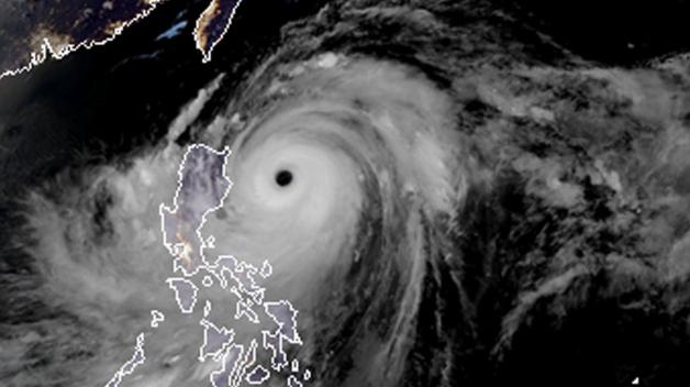 Ein Satellitenbild mit Markierung der jeweiligen Landesgrenzen zeigt die Größe und die Flugrichtung des Taifuns bei seiner Annäherung an die Philippinen. Foto: dpa