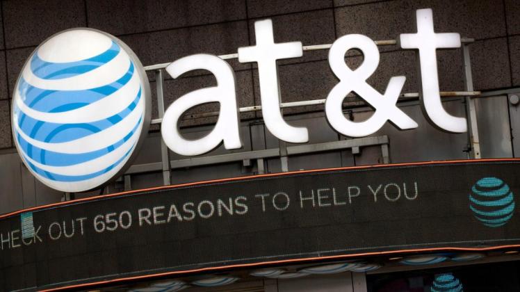 Der US-Mobilfunkanbieter AT&T übernimmt Time Warner. Foto: Mark Lennihan/AP/dpa