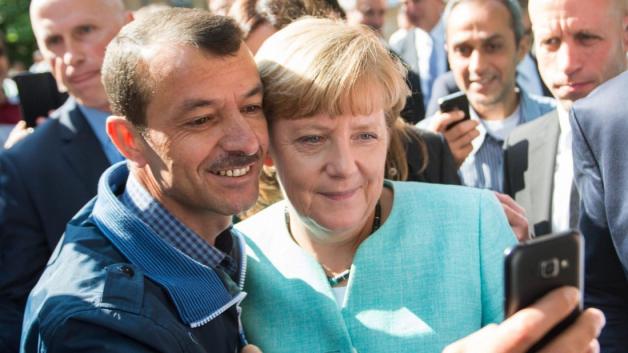 Ein Bild, das um die Welt ging: Angela Merkel und der irakische Flüchtling Schakir Kedida. Foto: dpa/Bernd von Jutrczenka