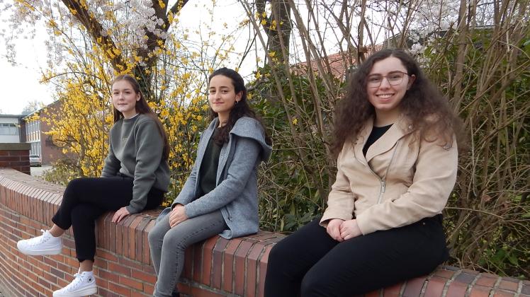 Mit außergewöhnlichen Aktionen kämpfen die zukünftigen Abiturienten des Mariengymnasiums (von links) Charlotte Peter, Maya Ouchbaselassie Ferri und Katharina Fuhr für ihren Abiball. Mariengymnasium Abiball Komitees