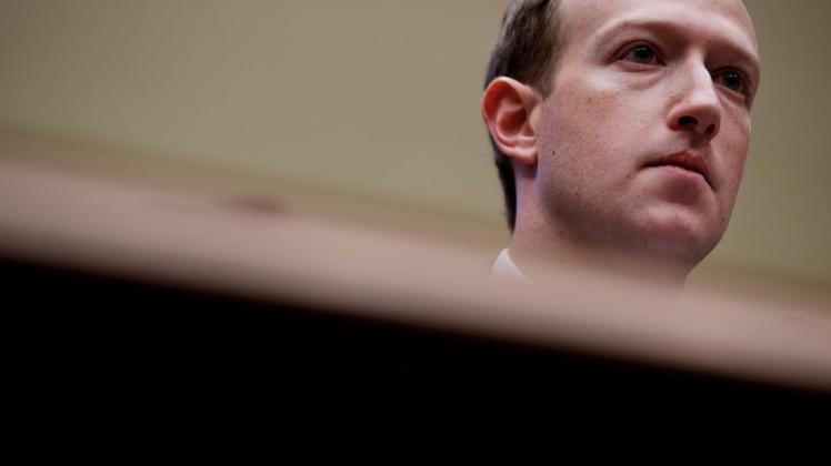 Facebook-Chef Mark Zuckerberg – selbst Jude – will Posts von Holocaust-Leugnern nicht kategorisch von Facebook entfernen lassen. Foto: dpa/Ting Shen/XinHua