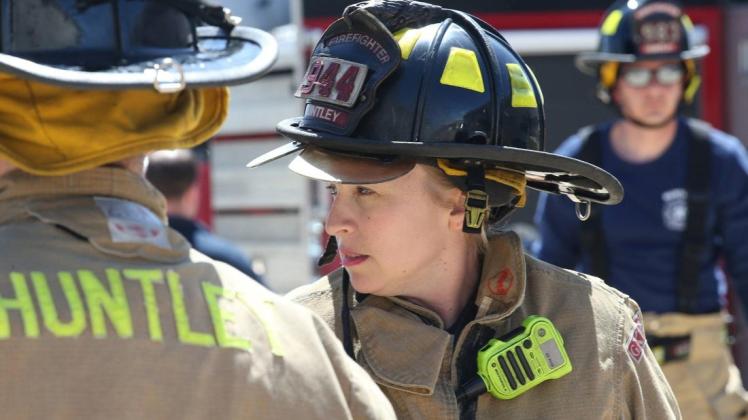 Amerikanische Feuerwehrleute bei einer Übung. In einem ausgebrannten Altenheim wurde ein Überlebender entdeckt. Foto: imago/ZUMA Press/Antonio Perez