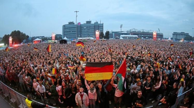 Gemeinsames Mitfiebern und Jubeln unter freiem Himmel, das soll auch während der Fußball-Weltmeisterschaft auch nach 22 Uhr noch möglich sein. 