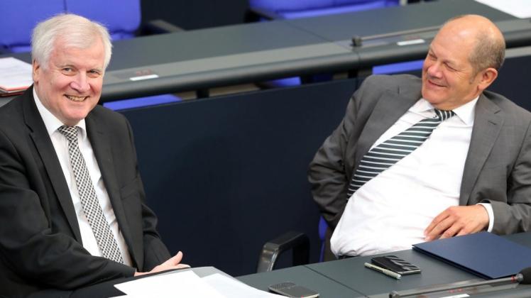 Bundesinnenminister Horst Seehofer (CSU, l.) und Finanzminister Olaf Scholz (SPD). Foto: Wolfgang Kumm/dpa