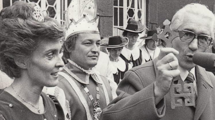Symbolische Schlüsselübergabe am 11.11.: OB Otto Jenzok und das Prinzenpaar von 1976/77, Elke I. und Heinrich I. Archivfoto: Harald Pollem