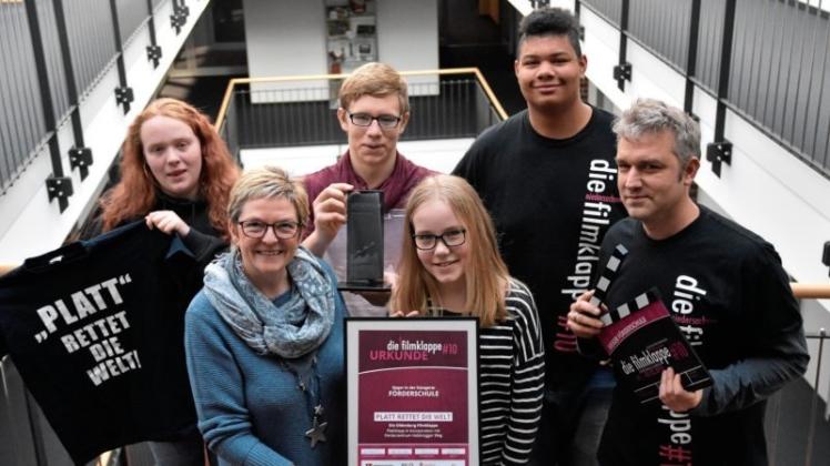 Den ersten Preis der „Niedersächsischen Filmklappe“ für Förderschulen gab es für Saskia Wortmann, Leon Sänger, Lara Wohlers, Nicklas Henkel (von links nach rechts) und zwölf weitere Schüler. Bürgermeisterin Alice Gerken (vorne links) und Lehrer Arne Osolin (vorne rechts) haben den Film der Schüler unterstützt. Den ersten Preis der „Niedersächsischen Filmklappe“ für Förderschulen gab es für Saskia Wortmann, Leon Sänger, Lara Wohlers, Nicklas Henkel (von links nach rechts) und zwölf weitere Schüler. Bürgermeisterin Alice Gerken (vorne links) und Lehrer Arne Osolin (vorne rechts) haben den Film der Schüler unterstützt.