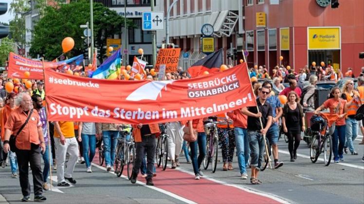 Etwa 600 Teilnehmer gingen am Samstag in Osnabrück auf die Straße, um für sichere Fluchtwege nach Europa zu demonstrieren. 
