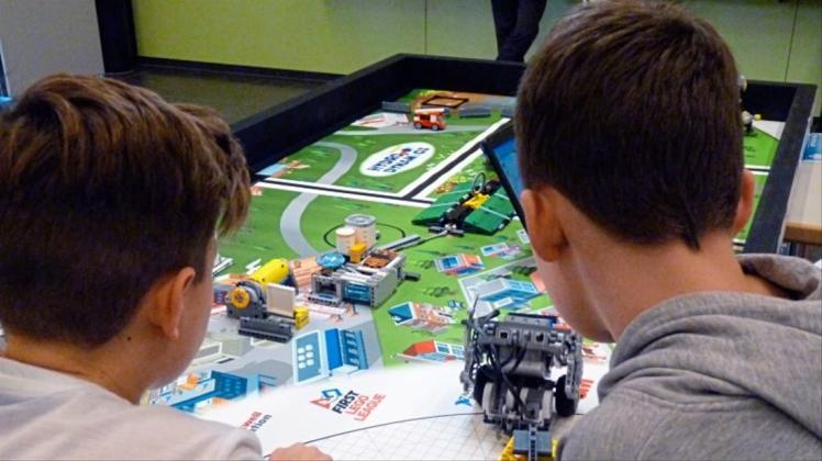 Jugendliche bauen und programmieren für den Wettbewerb „First Lego League“ Roboter und lassen sie gegeneinander antreten, wie hier im Vorjahr in der KGS Brinkum. 