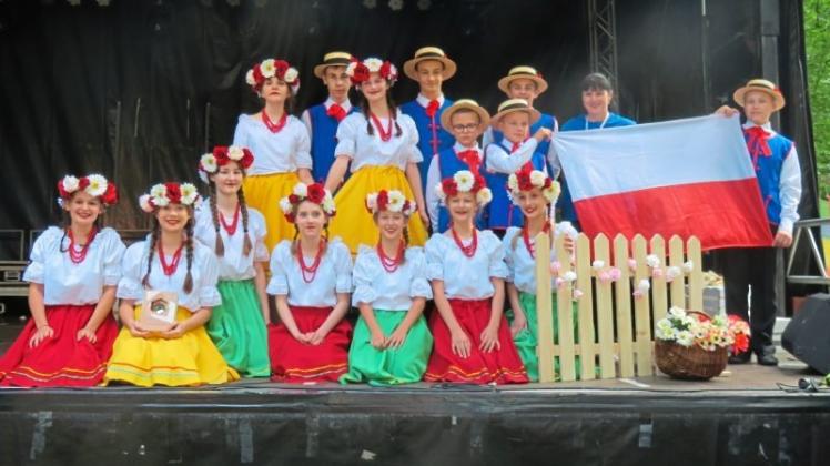 Eine Mischung aus Volkstanz und Gesang zeigten die Kinder der Volkstanzgruppe „Fryga“ aus Lingens Partnerstadt Bielawa in Polen beim WKT in Lingen. 
