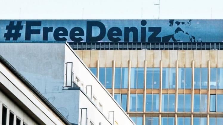 Nach der Freilassung prangte der Schriftzug #FreeDeniz auf der Leuchttafel auf dem Axel-Springer-Haus in Berlin. 