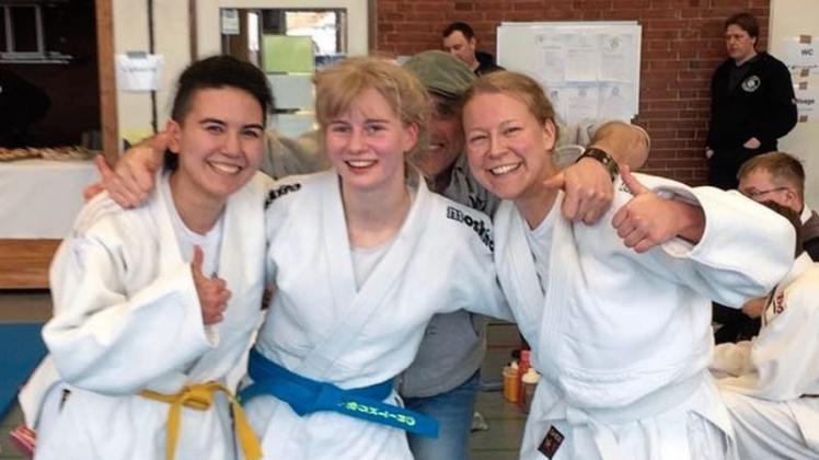 Erfolgreich bei Förde-Cup (von links): Larissa Ebsen, Vereinskollegin Miriam Bühling, Torsten Duwensee und Pia Seltmann. Erfolgreich bei Förde-Cup (von links): Larissa Ebsen, Vereinskollegin Miriam Bühling, Torsten Duwensee und Pia Seltmann.