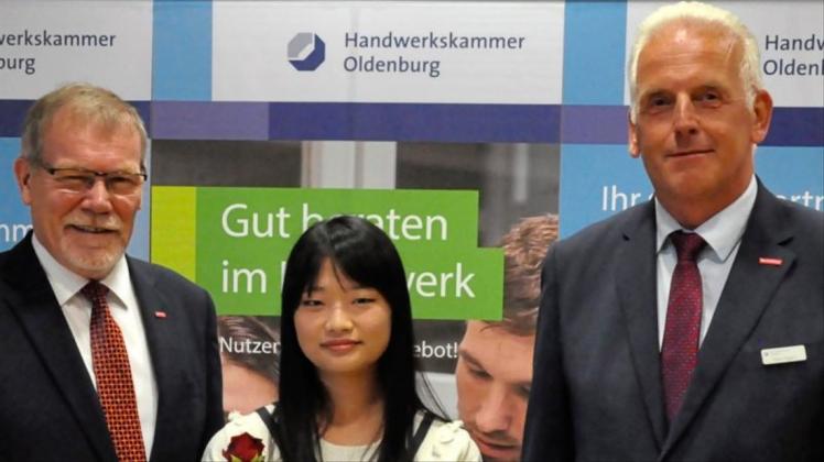Sun Min Lee zusammen mit Manfred Kurmann (Kammerpräsident) und Klaus Higgen (Geschäftsführung) von der Handwerkskammer Oldenburg. 