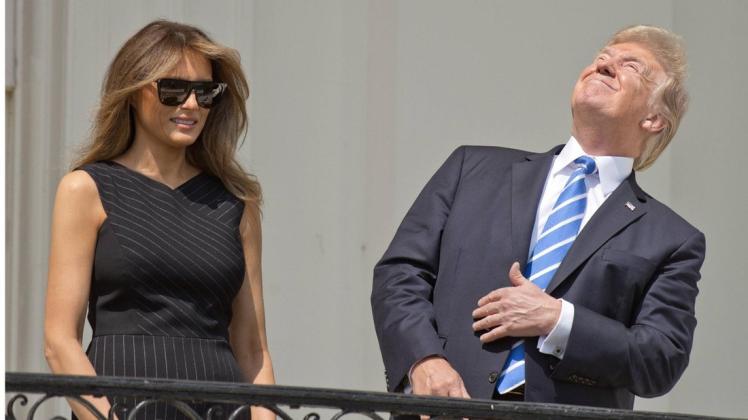Donald Trump blickte 2017 in den Himmel, um die Sonnenfinsternis zu bewundern. Bei seinem Besuch in London am 13. Juli wird er am Himmel womöglich einen großen Ballon in Form eines Babys mit seinem Gesicht sehen. Foto: imago/Starface