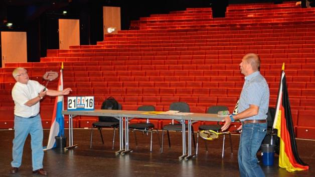 Einspielen vor leerer Kulisse: Heinz-Dieter Meyer (links) als Ehrenpräsident Bremer Badminton-Verband und  Jörg Voigt als Badminton-Abteilungsleiter beim TuS Komet Arsten freuen sich auf das Badminton-Länderspiel. 