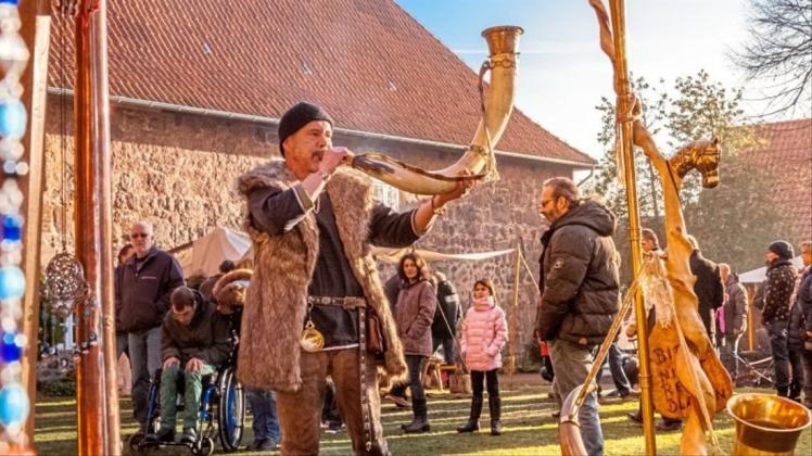 Mit Hornklängen wird der historische Markt vor der Wildeshauser Alexanderkirche eröffnet. 