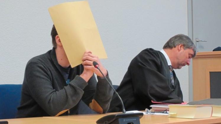 Zum Prozessauftakt am 8. März verbarg der 24 -Jährige sein Gesicht. Zum Prozessauftakt am 8. März verbarg der 24 -Jährige sein Gesicht.