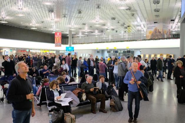 Reisende warten auf dem Flughafen, nachdem der Flugverkehr sicherheitshalber eingestellt worden war. Foto: dpa/Clemens Heidrich