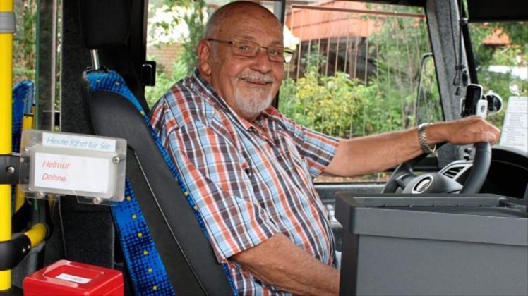 Für ihn ist nach 13 Jahren hinterm Steuer nun Schluss: Der Ehrenamtliche Helmut Dehne während seiner letzten Schicht als Fahrer im Bürgerbus. Für ihn ist nach 13 Jahren hinterm Steuer nun Schluss: Der Ehrenamtliche Helmut Dehne während seiner letzten Schicht als Fahrer im Bürgerbus.