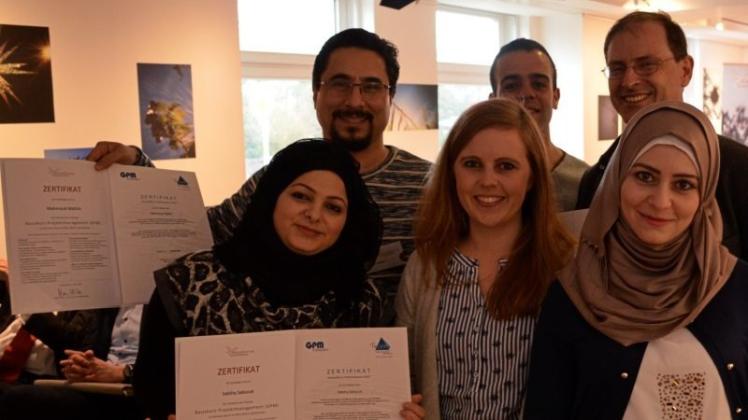Sie haben das „Basiszertifikat für Projektmanagement“ erhalten: (vorne von links) Sabiha Saksouk, Claudia Kay und Alaa Mansour sowie (hinten von links) Mahmoud Mattini, Hani Al-Mohraji und Johannes Frey. 
