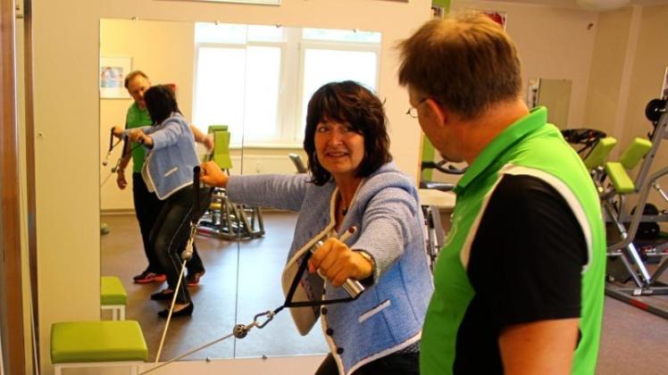 Forderte eine kostenfreie Ausbildung für Physiotherapeuten: Die CDU-Bundespolitikern Astrid Grotelüschen machte sich bei Ralf Hemken ein Bild über den drohenden Notstand in der Branche. 