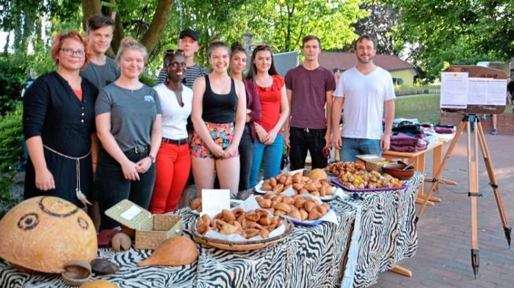 Nyendo heißt auf Kishuaeli Bewegung. Einige Teilnehmer am Nyendo-Netzwerk bewegten sich nun erstmals mit zwei Angeboten ihrer Schülerfirma bei dem schulinternen Sommerfest in Evinghausen in einer breiteren Öffentlichkeit. 