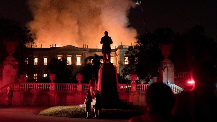 Das brasilianische Nationalmuseum in Rio de Janeiro steht in Flammen.